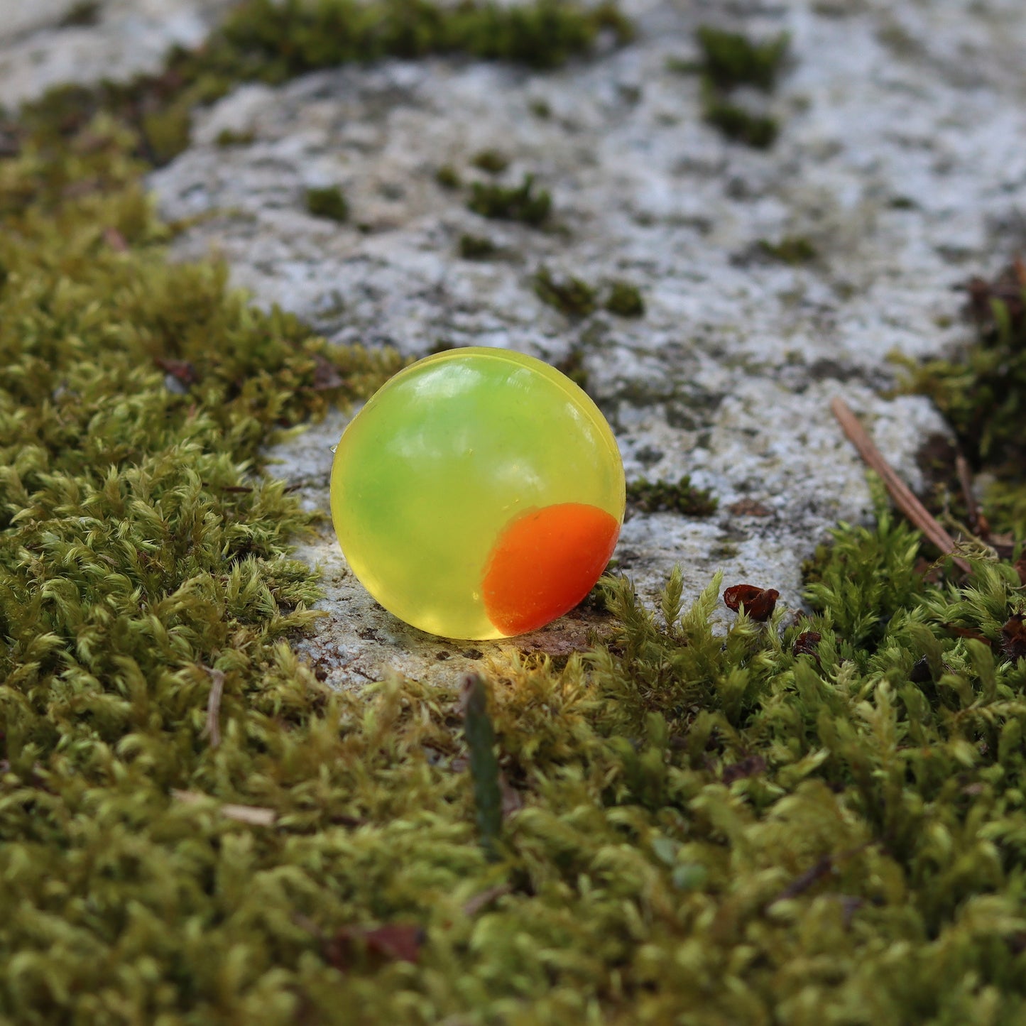 SOFT BEADS CLEAR CHARTREUSE WITH RED DOT